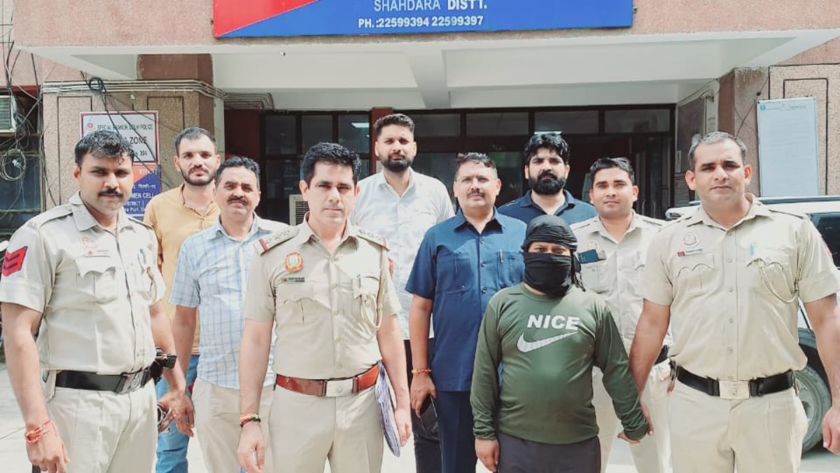 दिल्ली पुलिस ने घंटों की दबिश के बाद हत्यारोपी को किया गिरफ्तार, दोस्त को गोली मारने के बाद से था फरार