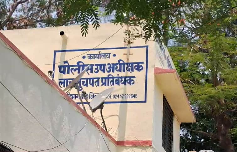 Board officer arrested while accepting bribe of Rs 1 lakh in Beed bribe case news Beed : 1 लाख रुपयांची लाच घेताना मंडळ अधिकारी ACB च्या जाळ्यात, महसूल क्षेत्रात मोठी खळबळ