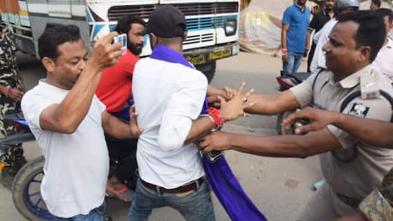 Bharat Bandh: 'भारत बंद' पर जहानाबाद में पुलिस का बड़ा एक्शन, हिरासत में लिए गए 5 प्रदर्शनकारी Bharat Bandh: 'भारत बंद' पर जहानाबाद में पुलिस का बड़ा एक्शन, हिरासत में लिए गए 5 प्रदर्शनकारी
