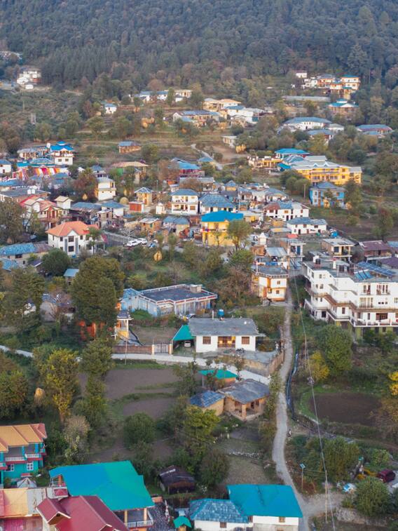 हिमाचल में है एशिया का सबसे अमीर गांव, जानें- कितना कमाते हैं लोग?