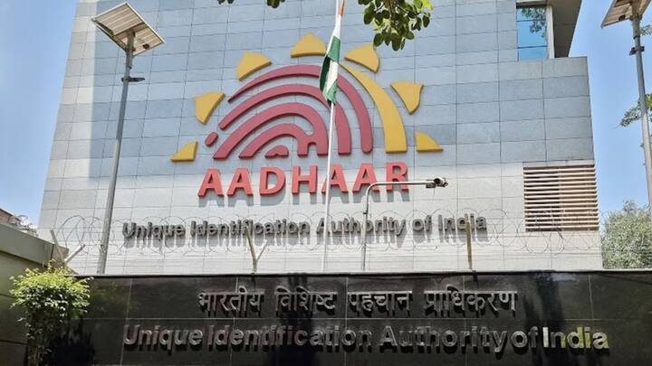 भारत में आधार कार्ड यूआईडीएआई द्वारा संचालित किया जाता है. कई लोग ऐसे भी हैं जिन्होंने अब तक आधार कार्ड नहीं बनवाया.