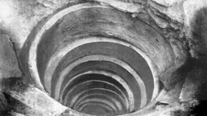 ওই কাঠামোর মেঝেয় গর্ত থাকত। ওই গর্ত থেকে মল-মূত্র চিনামাটির পাইপ হয়ে মাটির নীচে পৌঁছত। কে বা কারা সেই ব্যবস্থার প্রবর্তন করেছিলেন, ইতিহাসের গর্ভে তাঁদের নাম হারিয়ে গিয়েছে।