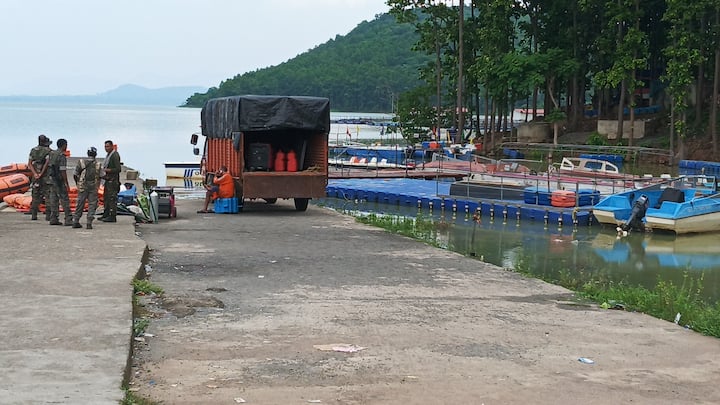 अनुभवी ग्रामीणों का कहना है कि चांडिल डैम की मौजूदा हालात को देखकर लापता विमान को ढूंढना आसान नहीं होगा. बताया गया है कि एनडीआरएफ की टीम के पास सोनार सिस्टम नहीं है. सोनार सिस्टम पानी की गहराइयों में ढूंढने के लिए इस्तेमाल किया जाता है.