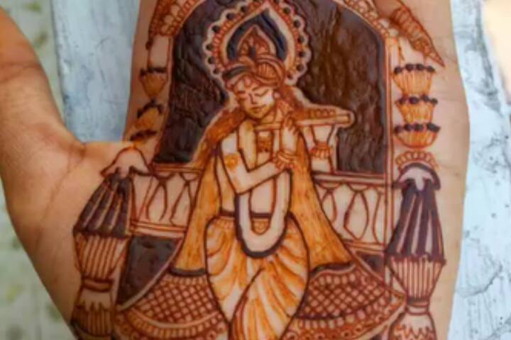 मुरलीधर कृष्ण कन्हैया का यह मेहंदी डिजाइन आपके हाथों पर काफी खूबसूरत लगेगी. इस जन्माष्टमी आप यह डिजाइन बनवा सकती हैं.