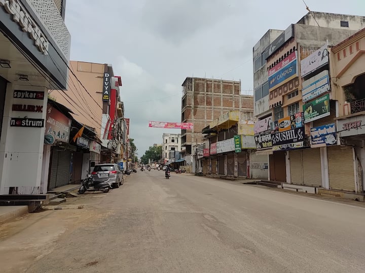 आंदोलनकारी पुलिस की थ्री लेयर सुरक्षा को धत्ता बताते हुए कलेक्ट्रेट में हंगामा किया. सर्व आदिवासी समाज और एससी- एसटी ओबीसी संयुक्त मोर्चा की तरफ से विशाल रैली भी निकाली गयी. शाम को समझाइश के बाद आंदोलनकारियों ने धरना प्रदर्शन खत्म किया.