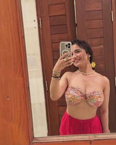 Ruhani Sharma Agra: బోల్డ్ సీన్స్ లో చెలరేగిపోయిన అనుష్క శర్మ సిస్టర్..రుహానీ శర్మను చూసి అవాక్కైన నెటిజన్లు!