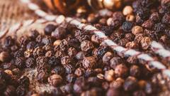 Black Pepper Benefits: গোলমরিচের ব্যবহারে রান্নায় আসে স্বাদ, এই মশলার স্বাস্থ্যগুণও অনেক