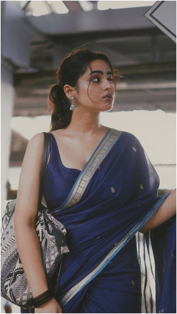 బిగ్‌బాస్‌ బ్యూటీ అయేషా ఖాన్‌ హాట్‌ లుక్స్‌ - ఈ ఎదురు చూపులు ఎవరికోసమో..!