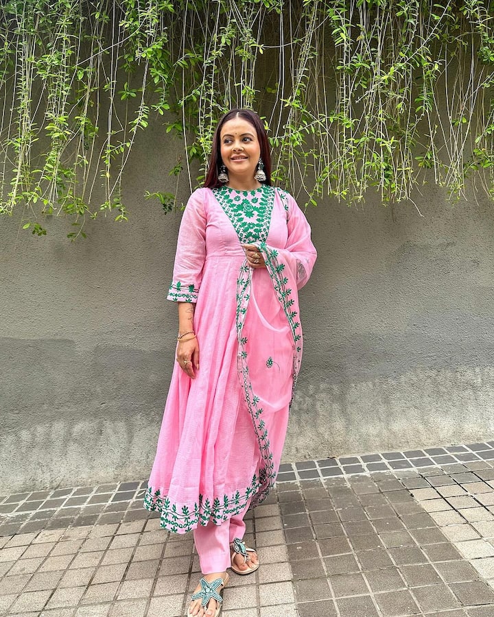 लेकिन क्या आप जानते हैं कि इतना फेम पाने से पहले एक्ट्रेस ने काफी स्ट्रगल का सामना किया है. 22 अगस्त 1985 के दिन जन्मीं देवोलीना भट्टाचार्जी बंगाली परिवार से ताल्लुक रखती हैं.