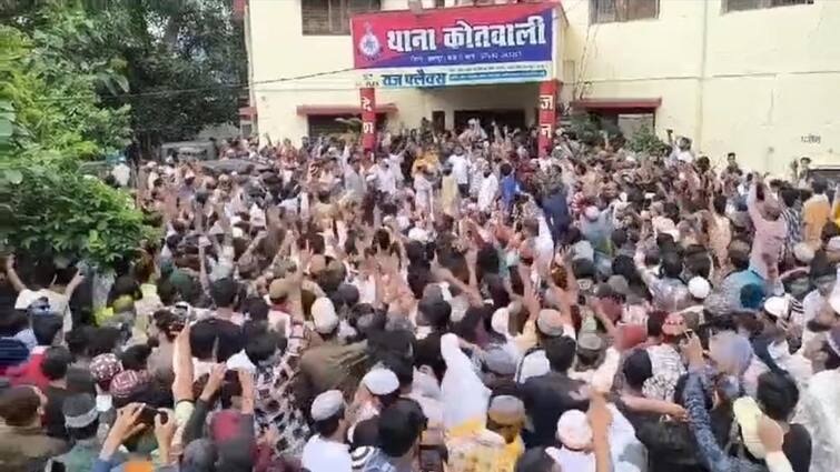 Chhatarpur Crowd attacked Police station and Stone pelting against controversial remarks ANN MP के छतरपुर में आपत्तिजनक टिप्पणी पर विवाद, भीड़ ने थाने पर किया हमला, दो पुलिसकर्मी घायल