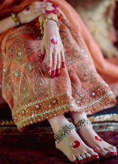 पैरों में आलता, हाथ में मोरपंख... तमन्ना भाटिया ने धरा राधारानी का रूप, देखें तस्वीरें