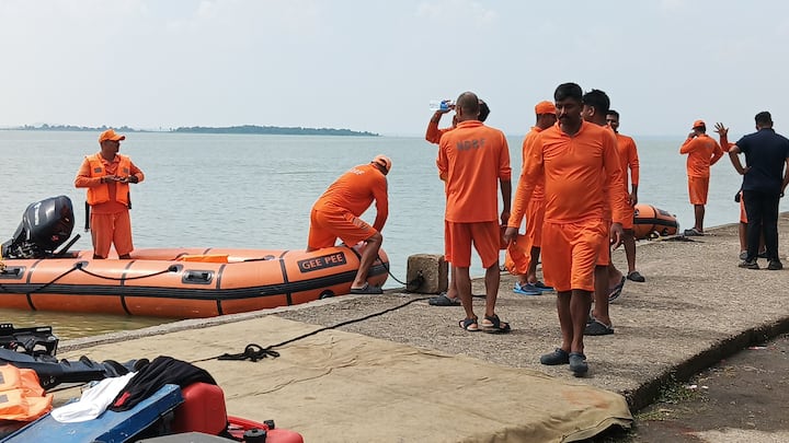 सर्च में जुटी एनडीआरएफ की टीम को सरायकेला से लेकर पश्चिम बंगाल के पुरुलिया जिले तक किसी भी जंगल में क्रैश हुए प्लेन का मलबा नहीं मिला है. जानकारी के अनुसार एनडीआरएफ की टीम ने सर्च ऑपरेशन चांडिल डैम में शुरू किया.