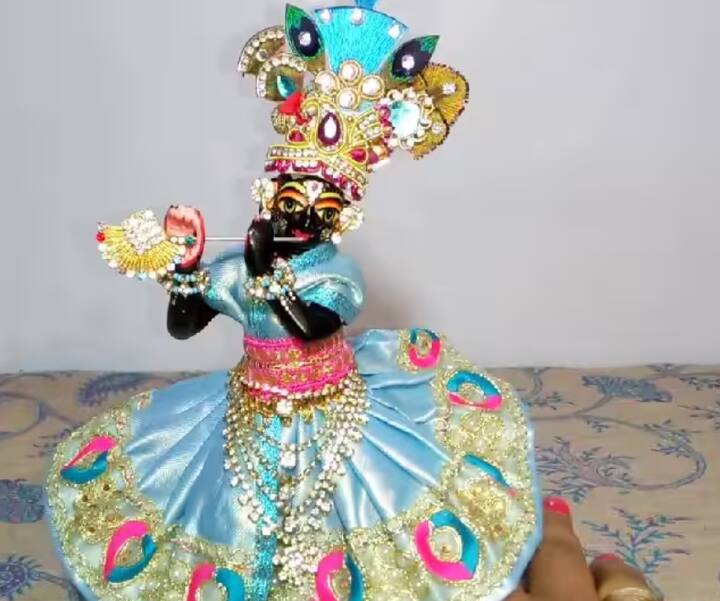 ਜਨਮ ਅਸ਼ਟਮੀ ਵਾਲੇ ਦਿਨ ਅਸ਼ਟਧਾਤੂ ਤੋਂ ਬਣੀ ਸ਼੍ਰੀ ਕ੍ਰਿਸ਼ਨ ਦੀ ਮੂਰਤੀ ਲਿਆਉਣੀ ਚਾਹੀਦੀ ਹੈ। ਮੰਨਿਆ ਜਾਂਦਾ ਹੈ ਕਿ ਇਸ ਵਿੱਚ ਕਾਨ੍ਹਾ ਜੀ ਮੌਜੂਦ ਹੁੰਦੇ ਹਨ। ਉਹਨਾਂ ਦੇ ਘਰ ਆਉਣ ਨਾਲ ਹਰ ਦੁੱਖ ਦੂਰ ਹੋ ਜਾਂਦਾ ਹੈ। ਪਰਿਵਾਰ ਵਿੱਚ ਖੁਸ਼ਹਾਲੀ ਆਉਂਦੀ ਹੈ।