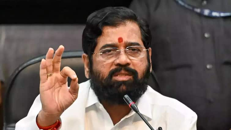 In Badlapur protesters stopped the train for seven to eight hours What kind of movement made people wait CM eknath Shinde question CM Eknath Shinde In Kolhapur : बदलापुरात आंदोलकांनी सात ते आठ तास रेल रोको केलं; लोकांना वेटीस धरलं, हे कुठलं आंदोलन? सीएम शिंदेंची विचारणा