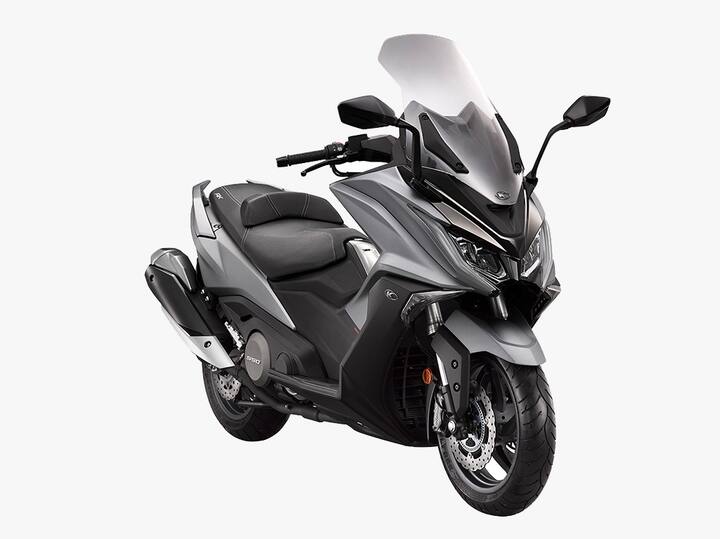சுசுகி பர்க்மேன் 650 ஸ்கூட்டர் மணிக்கு 177 கிமீ வேகத்தில் செல்லும் திறன் கொண்டு தயாரிக்கப்பட்டுள்ளது. இதன் விலை 12 லட்சத்திற்கும் அதிகமாக நிர்ணயிக்கப்பட்டுள்ளது.