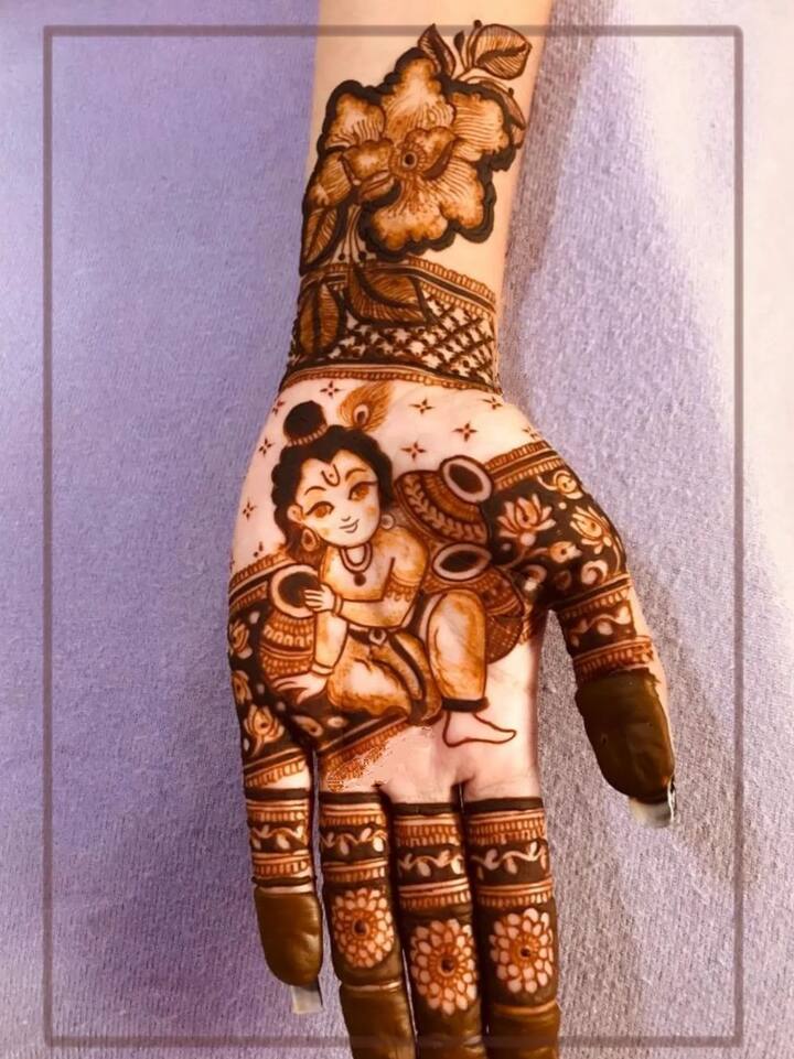 ਤੁਸੀਂ ਇਸ ਸੁੰਦਰ ਮਹਿੰਦੀ ਨੂੰ ਆਪਣੇ ਹੱਥਾਂ 'ਤੇ ਰਾਧਾ ਅਤੇ ਕ੍ਰਿਸ਼ਨ ਦੋਵਾਂ ਨਾਲ ਲਗਾ ਸਕਦੇ ਹੋ। ਇਹ ਦੇਖ ਕੇ ਹਰ ਕੋਈ ਤੁਹਾਡੇ ਹੱਥਾਂ ਦੀ ਤਾਰੀਫ਼ ਕਰੇਗਾ।