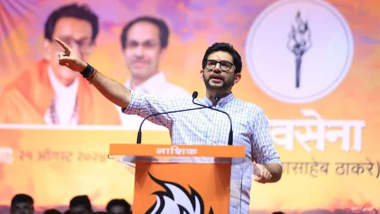 Aaditya Thackeray Slams Mahayuti Government over Badlapur School Case at Nashik Maharashtra Marathi News Aaditya Thackeray : बदलापूरमध्ये आंदोलकांवर लाठीचार्ज करणारा जनरल डायर कोण? आदित्य ठाकरेंचा संतप्त सवाल