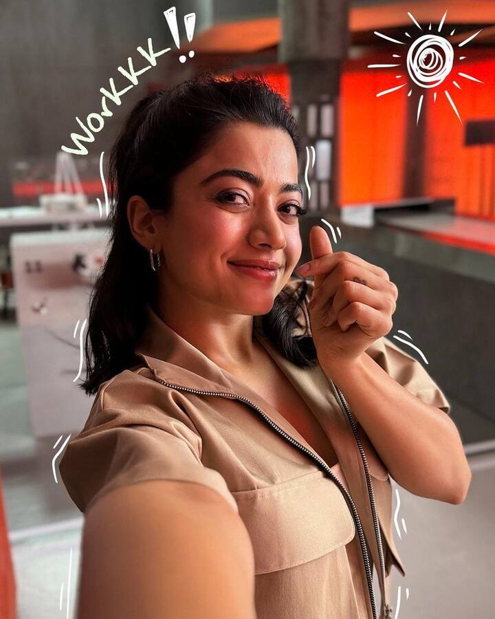 ఇవన్నీ చేయాలంటే చేతిలో పని ఉండాలంటూ చెప్పకనే చెప్పింది. చేసే వర్క్ పట్ల ఎప్పుడూ గ్రేట్ ఫుల్గా ఉండాలంటూ Work 💃🏻 - thankyou god! And everyone of you for letting me live the life that I do today! Destiny and YOU my lovelies got me here and I can’t be more grateful! ❤ రాసుకొచ్చింది.(Images Source : Instagram/Rashmika Mandanna)