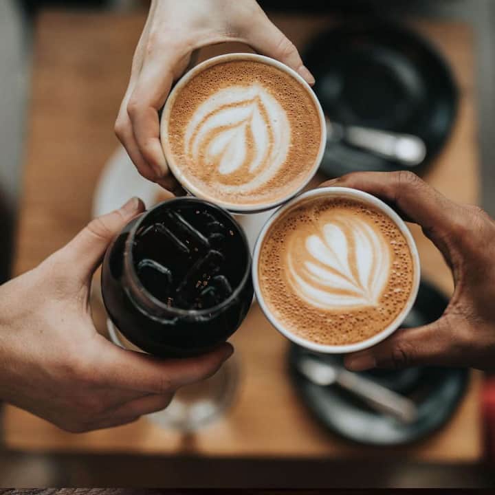 ਕੈਫ਼ੀਨ ਮੂਡ ਠੀਕ ਕਰਨ, ਥਕਾਨ ਘਟਾਉਣ ਅਤੇ ਸਰੀਰਕ ਕਾਰਗੁਜ਼ਾਰੀ ਸੁਧਾਰਨ ਵਿੱਚ ਵੀ ਭੂਮਿਕਾ ਨਿਭਾਉਂਦੀ ਹੈ। ਕਈ ਵਾਰ ਖਿਡਾਰੀ ਇਸ ਨੂੰ ਇੱਕ ਪੋਸ਼ਣ ਪੂਰਕ ਵਜੋਂ ਵੀ ਇਸਤੇਮਾਲ ਕਰਦੇ ਹਨ।