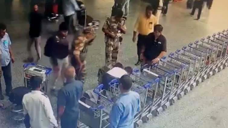 Watch how CISF jawans saved life of passenger Delhi IGI airport Watch: दिल्ली के IGI एयरपोर्ट अचानक यात्री हुआ अचेत, CISF के जवानों ने CPR देकर ऐसे बचाई जान 