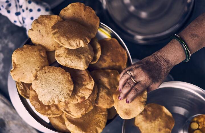 பூரிக்கு மாவு பிசையும் போது பிரட் துண்டை தண்ணீரில் நினைத்து மாவோடு சேர்த்து பிசைந்து பூரி செய்தால் மொறு மொறுவென வரும்.