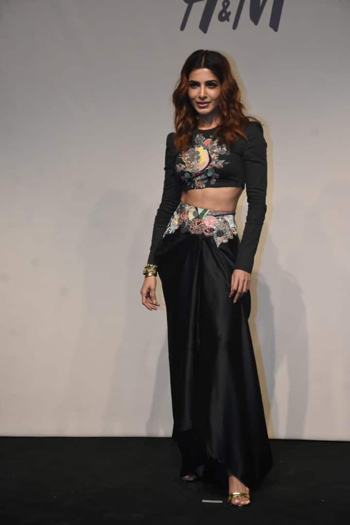 Samantha's ensemble features a black crop top with a pleated skirt. The actor kept her hair open.