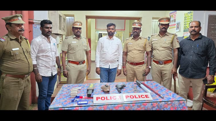 Fraudster arrested for impersonating police and getting government jobs Crime: போலீஸ் போல நடித்து அரசு வேலை வாங்கி தருவதாக மோசடி செய்தவர் கைது!