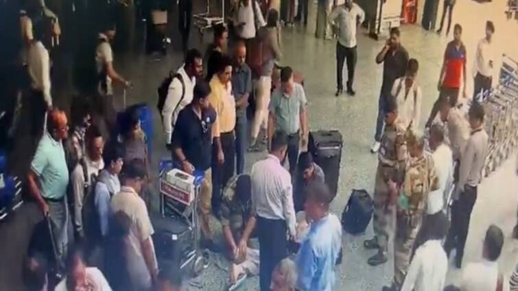 CISF quick reaction team saves passenger with CPR at Delhi airport watch Video Delhi News: হৃদরোগে আক্রান্ত হয়ে লুটিয়ে পড়লেন বিমানযাত্রী, ছুটে এলেন কর্তব্যরত CISF জওয়ানেরা, তারপর?