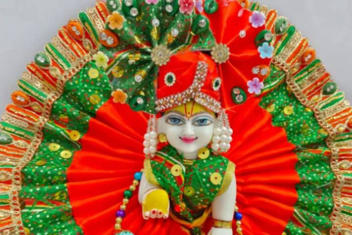 लाल और हरे रंग की ये पोशाक लड्डू गोपाल को पहना कर आप अपने कान्हा की खूबसूरती में चार चांद लगा सकते हैं.