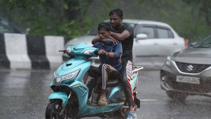 পাশাপাশি উত্তরবঙ্গে, দার্জিলিং, জলপাইগুড়ি, কালিম্পং, আলিপুরদুয়ার, কোচবিহার, দুই দিনাজপুর, মালদায় বজ্রবিদ্যুৎ-সহ বৃষ্টির হলুদ সতর্কতা জারি করা হয়েছে।