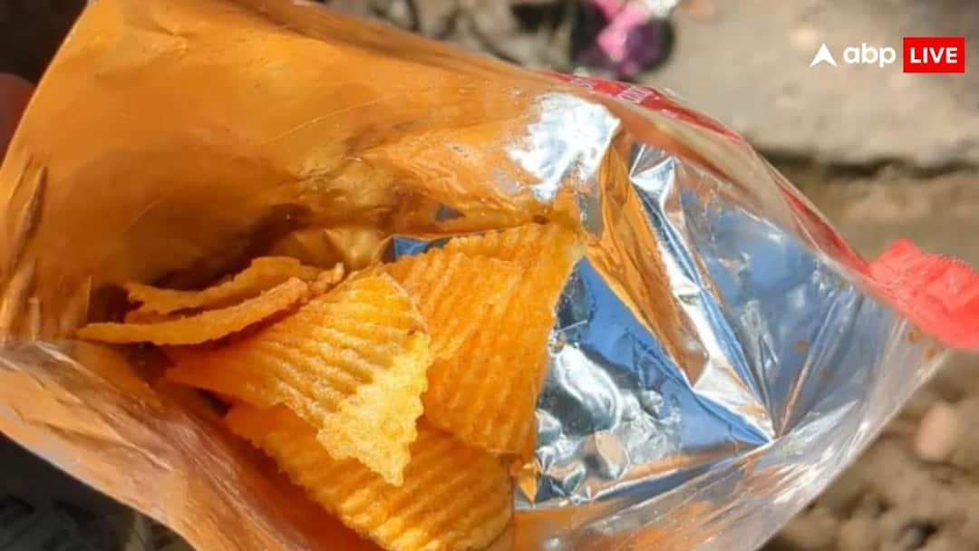 10 रुपये वाले चिप्स के पैकेट में निकले सिर्फ इतने पीस, देखने वाले भी हैं परेशान 10 rupees chips packet has only 5 chips viral post of a user goes viral on social media 10 रुपये वाले चिप्स के पैकेट में निकले सिर्फ इतने पीस, देखने वाले भी हैं परेशान
