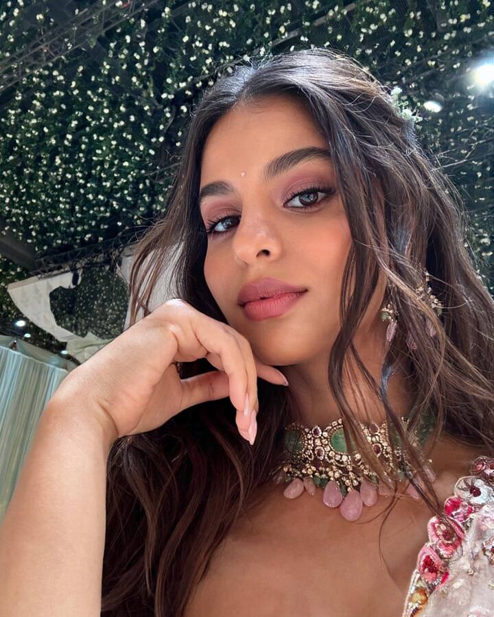 सुहाना तिच्या फॅशन आणि ड्रेसिंग सेन्समुळे चर्चेत असते. सुहानाने नुकतेच एका मुलाखतीत तिच्या स्किन केअर रूटीनबद्दल सांगितले होते. चला जाणून घेऊया काय आहे सुहाना खानच्या चमकदार त्वचेचे रहस्य.