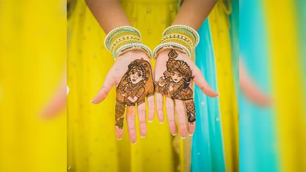 Unique Mehndi Design: ਇਸ ਜਨਮ ਅਸ਼ਟਮੀ ਨੂੰ ਯਾਦਗਾਰ ਬਣਾਉਣਾ ਚਾਹੁੰਦੇ ਹੋ ਤਾਂ ਤੁਸੀਂ ਇਸ ਖਾਸ ਮੌਕੇ 'ਤੇ ਆਪਣੇ ਹੱਥਾਂ 'ਤੇ ਸ਼੍ਰੀ ਕ੍ਰਿਸ਼ਨ ਦੀ ਮਹਿੰਦੀ ਦਾ ਡਿਜ਼ਾਈਨ ਕਰਵਾ ਸਕਦੇ ਹੋ। ਇਸ ਨਾਲ ਤੁਹਾਡੇ ਹੱਥ ਬਹੁਤ ਸੁੰਦਰ ਦਿਖਾਈ ਦੇਣਗੇ।