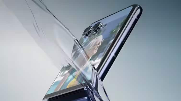 motorola razr 50 smartphone launch confirm know specifications expected features and price read article in Gujarati હવે મોટોરોલાનો આ નવો ફોલ્ડેબલ સ્માર્ટફોન ટૂંક સમયમાં લોન્ચ કરવામાં આવશે, જાણો કંપનીએ શું જાહેરાત કરી?