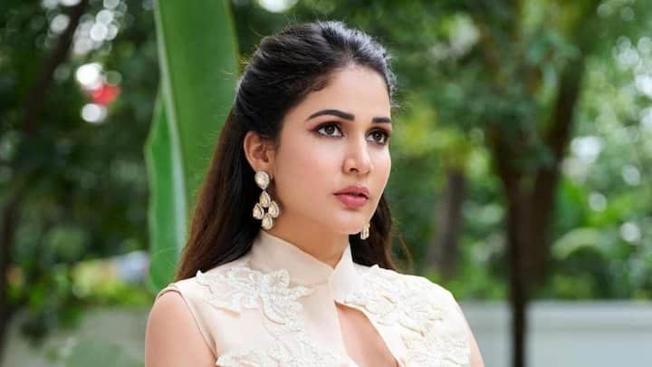 Lavanya Tripathi Photos : టాలీవుడ్​ హీరోయిన్ , మెగా వారింటి కోడలు లావణ్య త్రిపాఠి సోషల్ మీడియాలో యాక్టివ్ గా ఉంటుంది. లేటెస్ట్ గా ఆమె షేర్ చేసిన ఫొటోస్ ఇవే...