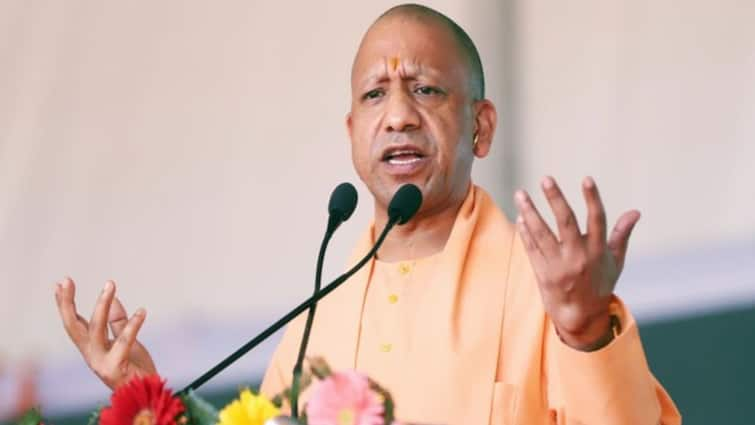 MOTN Survey on Chief ministers Decline in popularity of Yogi Adityanath Know Who Is No One CM MOTN Survey: यूपी में हार का असर या कुछ और? घट गई योगी आदित्यनाथ की पॉपुलैरिटी, जानें- फिर कौन नंबर-1 CM