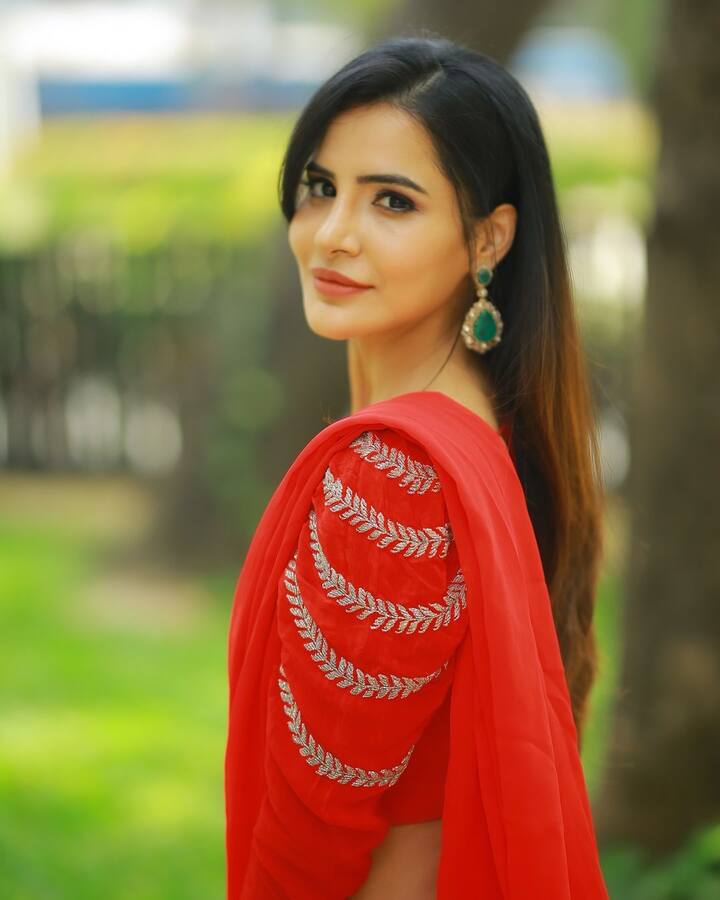 రెడ్ కలర్ గాగ్రా తరహాలో వచ్చిన ఔట్ఫిట్ వేసుకుంది అషూ. ఫుల్ లెంగ్త్ స్లీవ్స్ వేసుకుని.. గాగ్రాకి వచ్చిన చున్నీతో అందంగా ఫోటోలకు ఫోజులిచ్చింది.(Image Source : Instagram/Aashu Reddy)