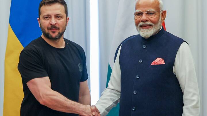 ट्रेन फोर्स वन की खासियत की बात करें तो यह 2014 में क्रीमिया में टूरिस्टों के लिए खास तौर से बनाई गई थी, जिसका इंटीरियर बेहद खूबसूरत है और यह एक चलते फिरते होटल जैसी है. अहम बैठकों के लिए बड़ी कॉन्फ्रेंस टेबल आलीशान सोफा और यहां तक की दीवार पर टीवी भी लगी हुई है. आराम करने और सोने के लिए भी इसमें पूरी व्यवस्था की गई है. इस ट्रेन को खासतौर से वीआईपी रूप से यात्रा करने वालों के लिए बनाया गया है. इस ट्रेन में सिक्योरिटी भी टाइट है.