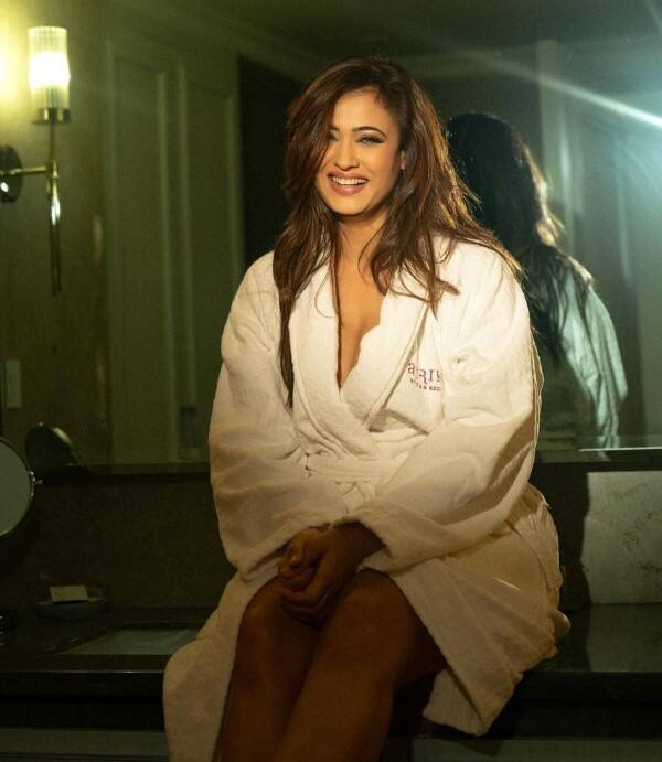 ਸ਼ਵੇਤਾ ਤਿਵਾਰੀ  ਮਸ਼ਹੂਰ ਟੀਵੀ ਅਦਾਕਾਰਾ ਸ਼ਵੇਤਾ ਤਿਵਾਰੀ ਨੂੰ ਕਿਸੇ ਪਛਾਣ ਦੀ ਲੋੜ ਨਹੀਂ ਹੈ। ਸ਼ਵੇਤਾ ਤਿਵਾਰੀ ਲਗਭਗ 43 ਸਾਲਾਂ ਦੀ ਹੈ ਪਰ ਉਸ ਦੀ ਸੁੰਦਰਤਾ ਵਿੱਚ ਕੋਈ ਕਮੀ ਨਹੀਂ ਆਈ ਹੈ, ਉਸਨੇ ਆਪਣੇ ਕਰੀਅਰ ਦੇ ਸ਼ੁਰੂਆਤੀ ਦੌਰ ਵਿੱਚ ਵਿੱਤੀ ਸਮੱਸਿਆਵਾਂ ਕਾਰਨ ਬੀ-ਗ੍ਰੇਡ ਫਿਲਮਾਂ ਵਿੱਚ ਕੰਮ ਕੀਤਾ ਹੈ। ਉਨ੍ਹਾਂ ਫਿਲਮਾਂ 'ਚ 'ਸਿਕਸ-ਐਕਸ' ਵੀ ਸ਼ਾਮਲ ਹੈ, ਜਿਨ੍ਹਾਂ 'ਚ ਸ਼ਵੇਤਾ ਨੇ ਕੰਮ ਕੀਤਾ ਸੀ।