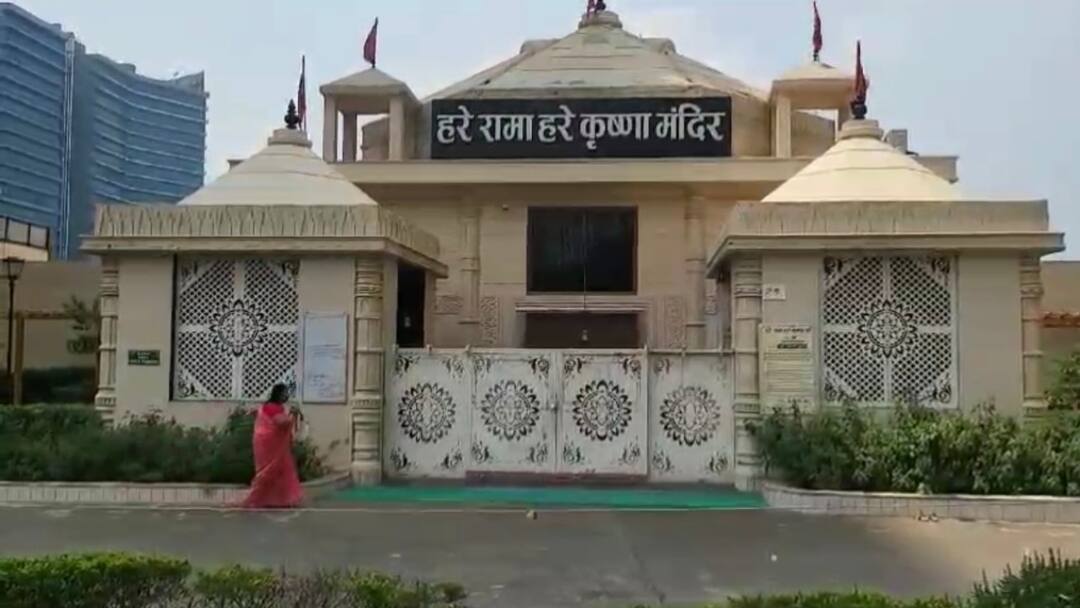 मंदिर की घंटी के आवाज से बढ़ रहा था प्रदूषण! यूपी में नोटिस जारी, बढ़ा बवाल तो हुआ ये एक्शन Greater Noida temple bell sound regarding UPPCB sent society notice protest increasing changed decision ann मंदिर की घंटी के आवाज से बढ़ रहा था प्रदूषण! यूपी में नोटिस जारी, बढ़ा बवाल तो हुआ ये एक्शन