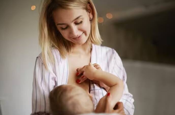 મોટાભાગની સ્તનપાન કરાવતી મહિલાઓ ઓછા બ્રેસ્ટ મિલ્કના કારણે પરેશાન હોય છે. જો તમે પણ આ સમસ્યાથી પરેશાન છો તો ચિંતા કરશો નહીં. તમે આ ટિપ્સ ફોલો કરી શકો છો જે મહિલાઓ બ્રેસ્ટ મિલ્ક ઓછું આવે છે તેમણે કેટલીક બાબતોનું ધ્યાન રાખવું જોઈએ.