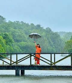 हिना खान छाता थामे मुंबई की बारिश का मजा लेती दिखीं, रिमझिम फुहारों के बीच भुलाया कैंसर का दर्द
