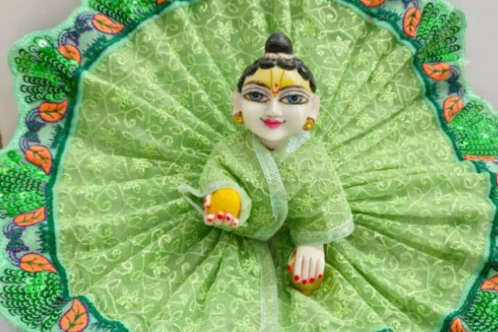 हरे रंग की ये सिंपल पोशाक भी आपके लड्डू गोपाल पर खूब जचेगी. आप इस पोशाक को कपड़ा खरीद कर घर पर इसे तैयार कर सकते हैं.