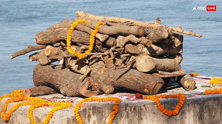 कहा जाता है कि शव को ले जाने के बाद घर सुनसान नहीं होना चाहिए, क्योंकि गुरुड़ पुराण के अनुसार व्यक्ति की आत्मा 10 दिन तक घर में ही रहती है.