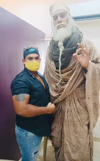 सुनील कुमारच्या इन्स्टा प्रोफाइलवर एक फोटो आहे. तो ब्लॉकबस्टर 'कल्की  एडी 2898' मध्ये अमिताभ बच्चनचा बॉडी डबल बनला आहे. या चित्रपटात अमिताभ यांनी अश्वत्थामाची भूमिका साकारली होती.