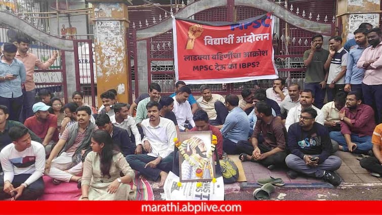 Rohit Pawar joins MPSC Students Protest Pune  promises to stay until results are out know all details about Protest पुण्यातील एमपीएससी विद्यार्थ्यांसाठी रोहित पवार मैदानात; म्हणाले, 'लवकर निर्णय घ्या अन्यथा सरकारला हातातला घास तोंडात...'