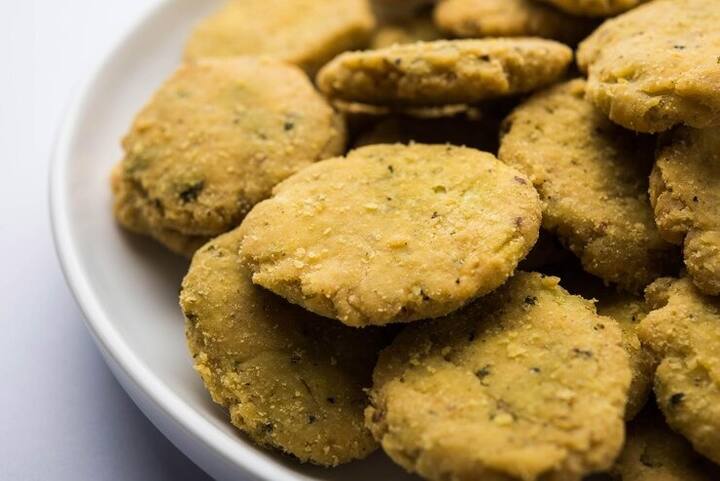 अगर आपका बच्चा भी लौकी की सब्जी नहीं खाता है, तो आप उसे लौकी की मठरी बनाकर खिला सकते हैं. इसे बनाने का तरीका बहुत आसान है.