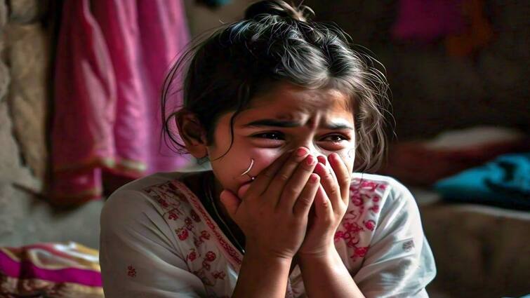 Mumbai Man Kidnaps and molests 13 Year Old Girl after They Met On instagram இன்ஸ்டாவில் பழக்கம்.. 13 வயது சிறுமியை கடத்தி நாசம் செய்த இளைஞர்.. மும்பையை உலுக்கிய சம்பவம்!