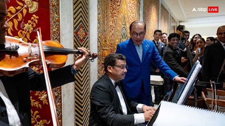 malaysian pm anwar ibrahim song Bollywood classic Dost Dost Na Raha while bidding farewell to Delhi video went viral on social media 'दोस्त दोस्त न रहा...' दिल्ली से लौटते वक्त मलेशियाई PM ने पियानो की धुन पर गाया बॉलीवुड सॉन्ग, देखें VIDEO