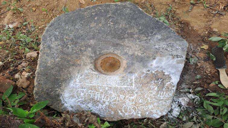 The discovery of a check inscription erected 196 years ago in Tiruppathur - TNN திருப்பத்தூரில் 196 ஆண்டுக்கு முன் அமைக்கப்பட்ட செக்குக் கல்வெட்டு கண்டுபிடிப்பு